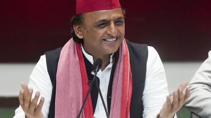 CM योगी को दोनों डिप्टी सीएम हाथ पकड़कर लेकर जाएंगे डुबकी लगवाने...अखिलेश ने मुख्यमंत्री को लेकर ऐसा क्यों कहा? akhilesh yadav