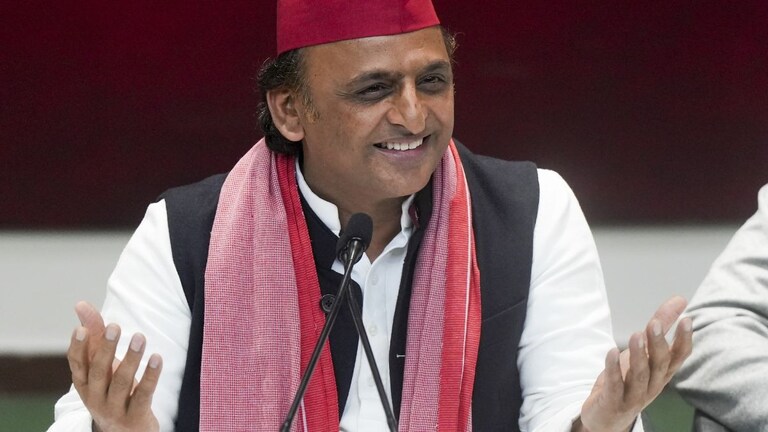 CM योगी को दोनों डिप्टी सीएम हाथ पकड़कर लेकर जाएंगे डुबकी लगवाने...अखिलेश ने मुख्यमंत्री को लेकर ऐसा क्यों कहा? akhilesh yadav