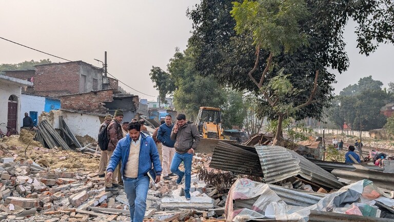 लखनऊ में दलित समाज के लोगों के घर चल रहा था बुलडोजर, चंद्रशेखर की पार्टी के लोग पहुंचे और फिर ये हुआ UP Tak