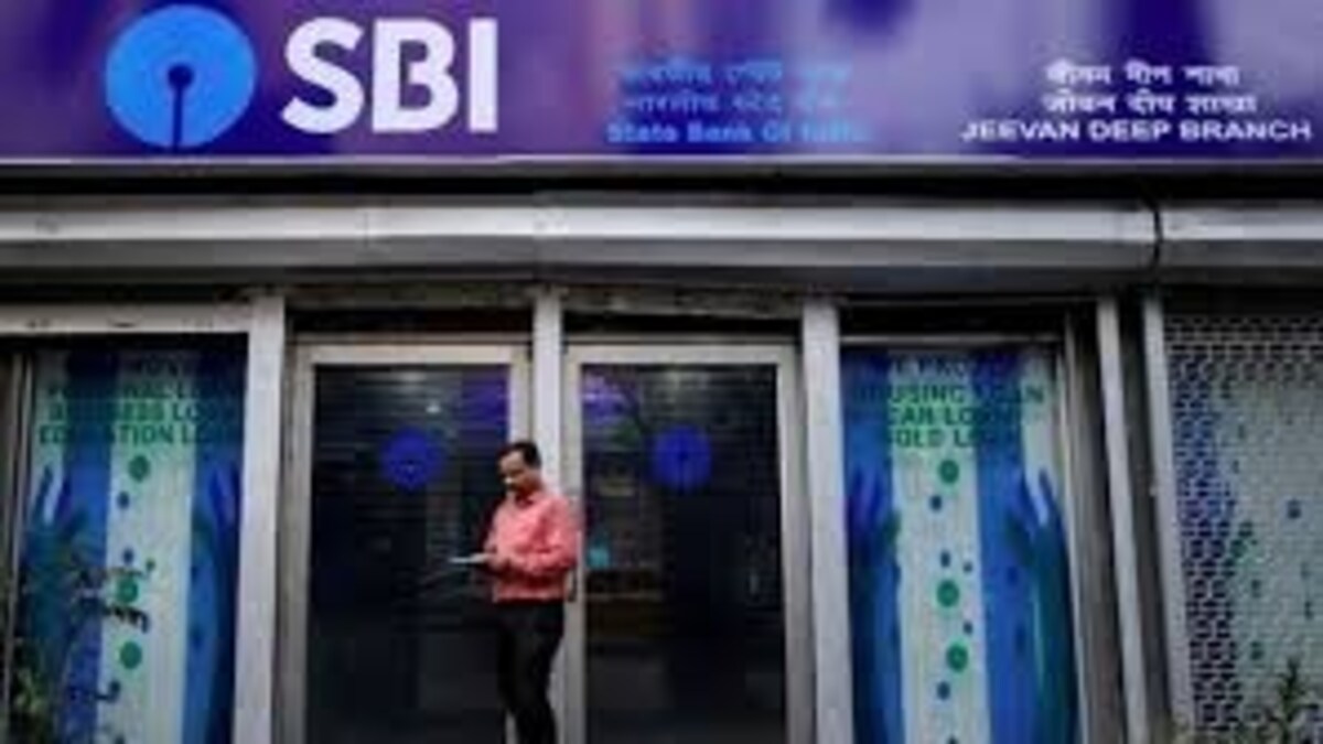 कानपुर की SBI बैंक में हथियार लेकर पहुंचा लुटेरा, गार्ड, मैनेजर और कैशियर को मारा चाकू UP Tak