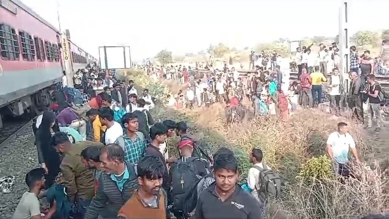 लखनऊ से मुंबई जा रही पुष्पक ट्रेन से धड़ाधड़ कूदने लगे लोग, दूसरे ट्रैक पर आ रही Train ने कई को कुचला! Pushpak Train Hadsa News