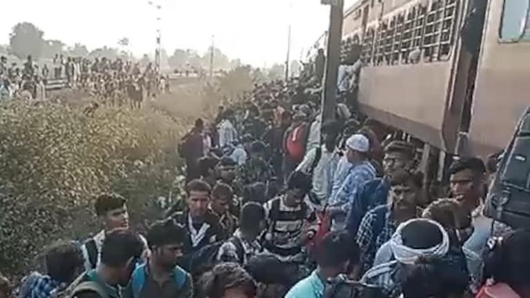 यूपी के इन 6 स्टेशनों से गुजरती है पुष्पक एक्सप्रेस, इससे कूदकर जान गंवाने वाले लोग कहां के? Pushpak Train Hadsa