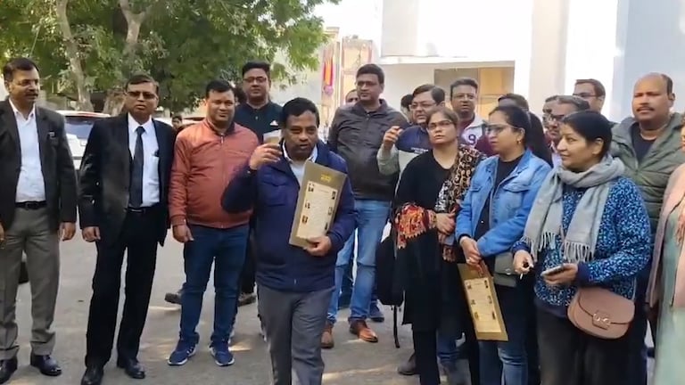 JEE Main परीक्षा के बीच ही यूपी के इन शहरों में बंद हुए FIITJEE के सेंटर्स, IIT की तैयारी करने वाले स्टूडेंट्स फंसे FIITJEE News