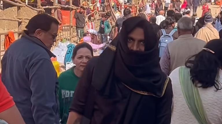 मुंह को काले कपड़े से ढक महाकुंभ में पहुंचा बॉलीवुड का ये सेलिब्रिटी, पहली नजर में तो कोई नहीं पहचान सका! Mahakumbh News