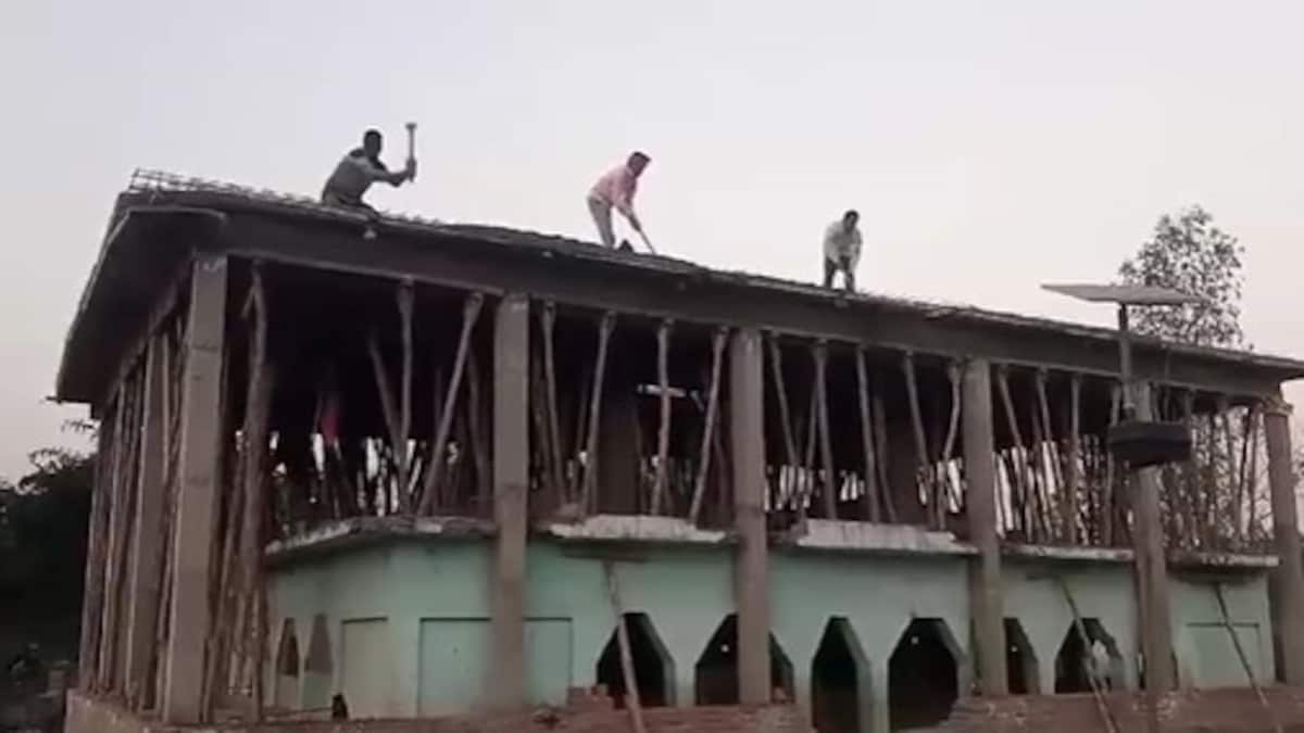 बरेली में मुसलमानों ने खुद ही पुरानी मजार से तोड़ा निर्माण कार्य, अब वजह भी जान लीजिए Bareilly, Bareilly News, Bareilly Police, Bareilly Viral News, UP Hindi News, UP Viral News