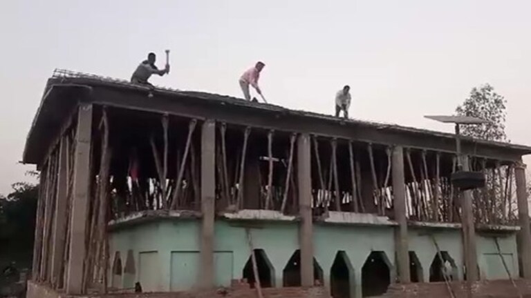 बरेली में मुसलमानों ने खुद ही पुरानी मजार से तोड़ा निर्माण कार्य, अब वजह भी जान लीजिए Bareilly, Bareilly News, Bareilly Police, Bareilly Viral News, UP Hindi News, UP Viral News