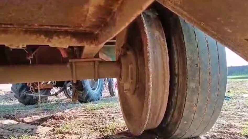 Auraiya, Auraiya News, Auraiya Tractor trolley, trolley driven with train wheels, train wheels in trolley, Auraiya ARTO issued challan, 10 lakh rupees challan, Tractor trolley challan, औरैया