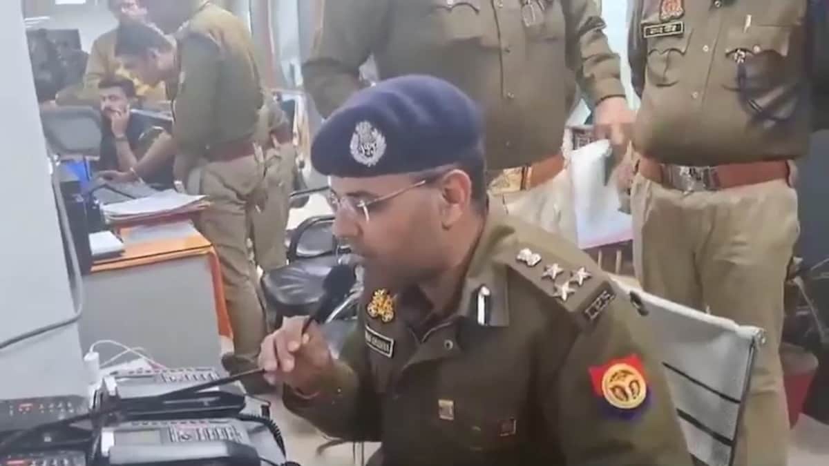 DIG वैभव कृष्ण की ये अपील सुन लेते तो महाकुंभ में नहीं होती भगदड़! हादसे से पहले का Video वायरल Mahakumbh, Mahakumbh 2025, mahakumbh stampede, maha kumbh bhagdad, UP News, maha kumbh bhagdad news, maha kumbh bhagdad update, mahakumbh stampede news, up news, महाकुंभ, महाकुंभ न्यूज, महाकुंभ भगदड़, यूपी न्यूज, प्रयागराज, यूपी न्यूद