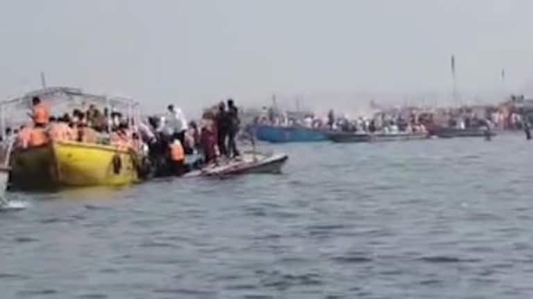 महाकुंभ में भगदड़ के बाद अब वाराणसी में नाव पलटी, मान मंदिर घाट के सामने हादसा, 30-40 लोग थे सवार Varanasi News