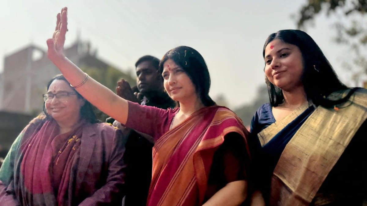डिंपल यादव ने मिल्कीपुर उपचुनाव के लिए किया रोडशो और इधर पुलिस ने दर्ज कर लिया केस, आखिर क्यों हुआ ये मुकदमा? Dimple Yadav News