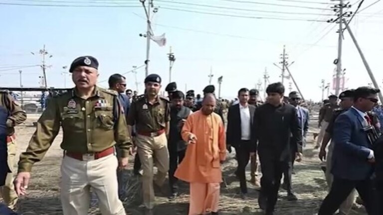 महाकुंभ में बसंत पंचमी के अमृत स्नान को लेकर CM योगी हुए अलर्ट, अधिकारियों से सख्त लहजे में ये कहा Maha Kumbh, Maha Kumbh News, CM Yogi on Maha Kumbh, Yogi Adityanath, CM Yogi Adityanath, kumbh mela , basant panchami, UP News