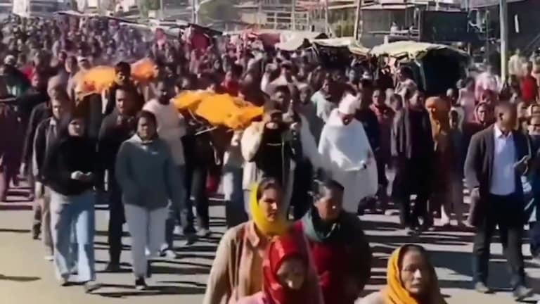 कंधों पर शव ले जाने वाले इस वीडियो का महाकुंभ से कोई कनेक्शन नहीं, जिसने शेयर किया इसे उनका हुआ बुरा हाल Viral Video Screenshot