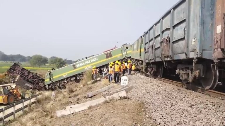 फतेहपुर में रेलवे ट्रैक पर भिड़ीं दो माल गाड़ियां, हादसे का पूरा सीन चौंकाने वाला! कैसे हुआ सब जानिए UP Tak