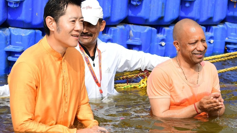 भूटान के राजा ने त्रिवेणी संगम में लगाई आस्था की डुबकी, सीएम योगी भी रहे साथ King of Bhutan in mahakumbh