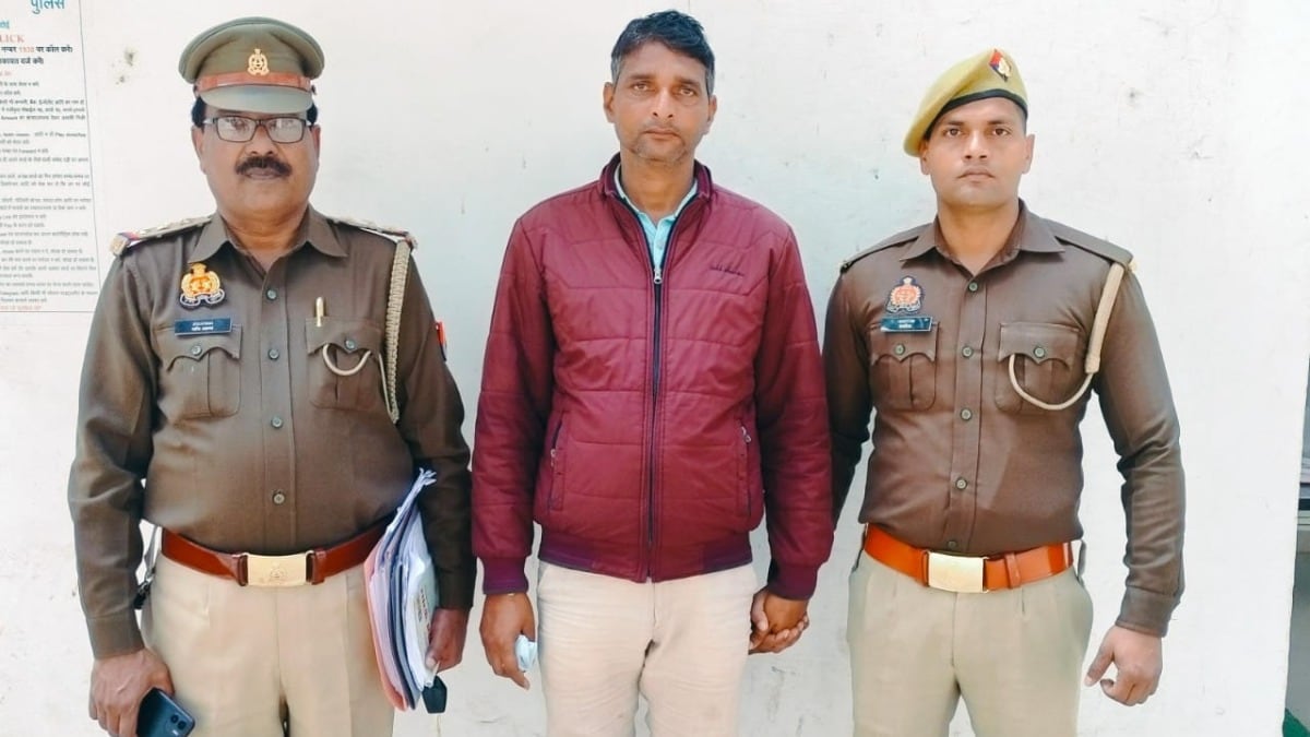 फर्जी IAS बनकर हरिकेश पांडे ने हरदोई में महिला अफसर को ऐसे ठगा कि जानकर उड़ जाएंगे होश! fake IAS officer Harikesh Pandey (in Middle)