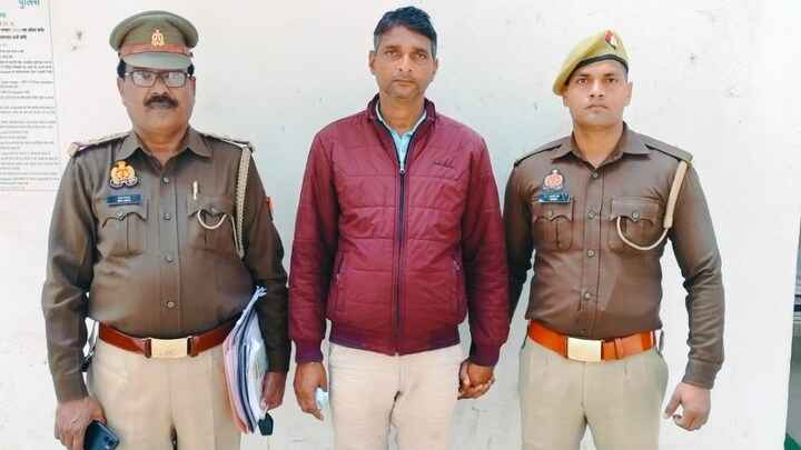 फर्जी IAS बनकर हरिकेश पांडे ने हरदोई में महिला अफसर को ऐसे ठगा कि जानकर उड़ जाएंगे होश! fake IAS officer Harikesh Pandey (in Middle)