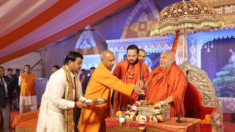 रामभद्राचार्य के शिविर में सीएम योगी बोले- सनातन धर्म के खिलाफ षड्यंत्र रच रहे हैं मारीच और सुबाहु Rambhadracharya and cm yogi