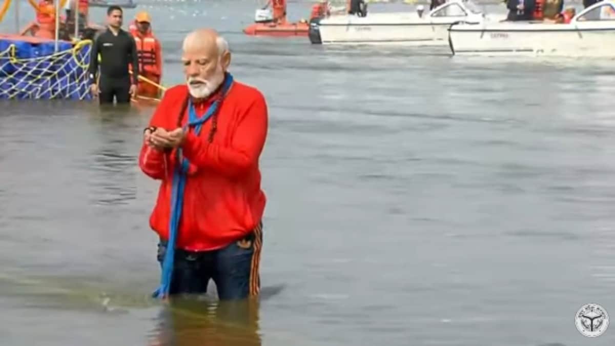 महाकुंभ में डुबकी लगाते पीएम मोदी की तस्वीरें आई सामने, ब्लैक ड्रेस पहने चौकन्ना खड़ा ये शख्स भी दिखा PM Modi In Mahakumbh