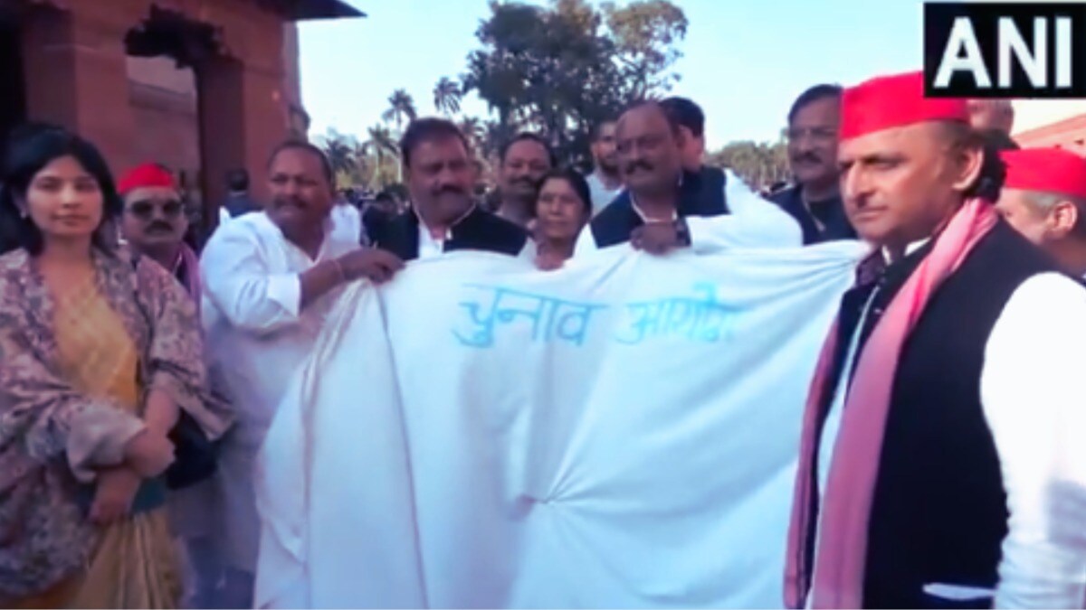 सुबह की कफन वाली बात, शाम को पत्नी डिंपल संग सफेद कपड़ा लेकर अखिलेश ने चुनाव आयोग के खिलाफ किया प्रदर्शन Akhilesh Yadav against chunav aayog