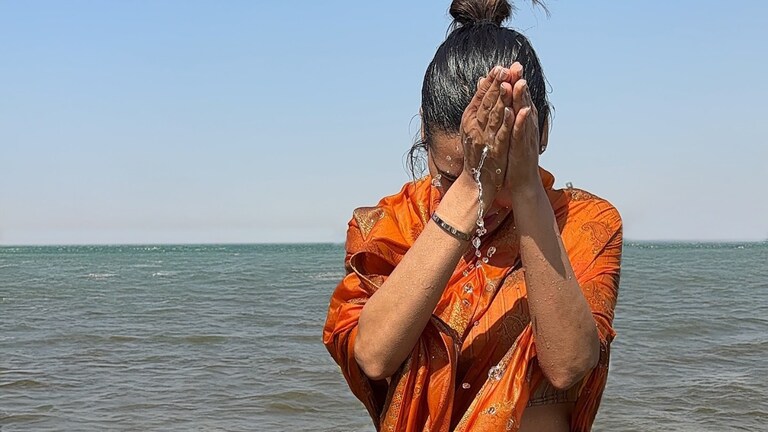 कौन है ये बॉलीवुड एक्ट्रेस जिसने साड़ी पहन संगम में लगाईं आस्था की डुबकी? Esha Gupta