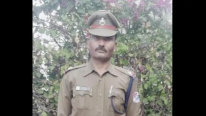 झांसी में पैसों की तंगी से जूझ रहे RPF के एएसआई भगवान दास ये क्या कर बैठे? जिसे खबर मिली हुआ हैरान Jhansi News