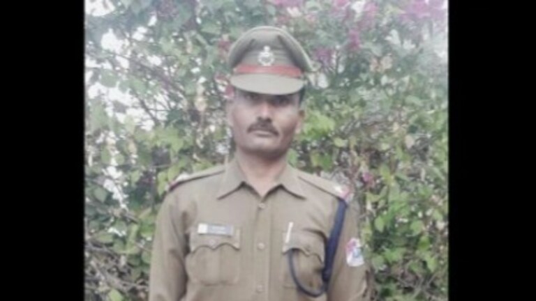 झांसी में पैसों की तंगी से जूझ रहे RPF के एएसआई भगवान दास ये क्या कर बैठे? जिसे खबर मिली हुआ हैरान Jhansi News