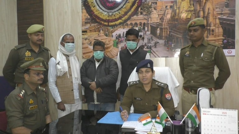 बायोलॉजी प्रैक्टिकल एग्जाम में एग्जामिनर ने पूछे अजीब सवाल, छात्रों को शक हुआ तो सच जानकर पुलिस भी चौंकी Varanasi, Varanasi News, Varanasi Police, Varanasi Crime News, Varanasi Viral News, up news, वाराणसी, वाराणसी न्यूज, वाराणसी पुलिस, वाराणसी वायरल न्यूज, यूपी न्यूज