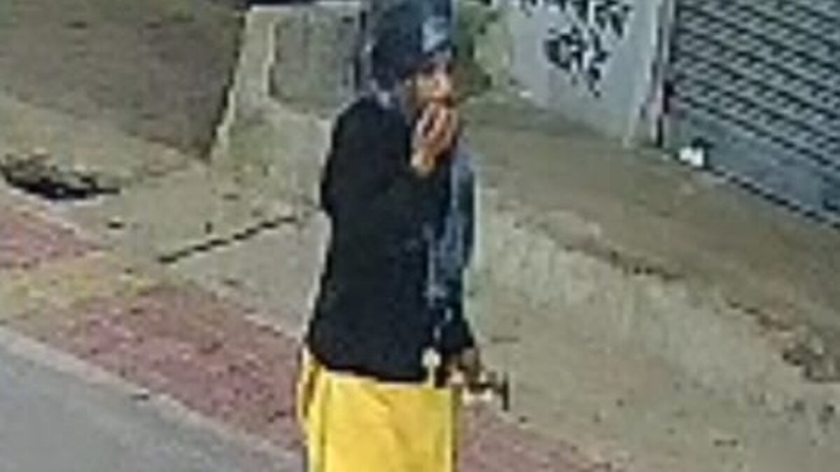 झांसी में देर रात पीला सूट पहनी महिला ने खटखटाए लोगों के दरवाजे फिर बदल लिए अपने कपड़े! कौन है ये? Jhansi News