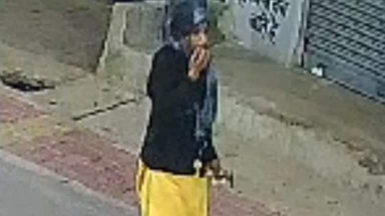 झांसी में देर रात पीला सूट पहनी महिला ने खटखटाए लोगों के दरवाजे फिर बदल लिए अपने कपड़े! कौन है ये? Jhansi News