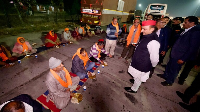 महाकुंभ श्रद्धालुओं से मिले सपा चीफ अखिलेश यादव और कर दी योगी सरकार से ये बड़ी मांग akhilesh yadav, akhilesh yadav news, akhilesh yadav on maha kumbh, maha kumbh, maha kumbh 2025, kumbh, kumbh mela, kumbh mela 2025, up news, अखिलेश यादव, महाकुंभ, कुंभ, कुंभ मेला, यूपी न्यूज, सपा