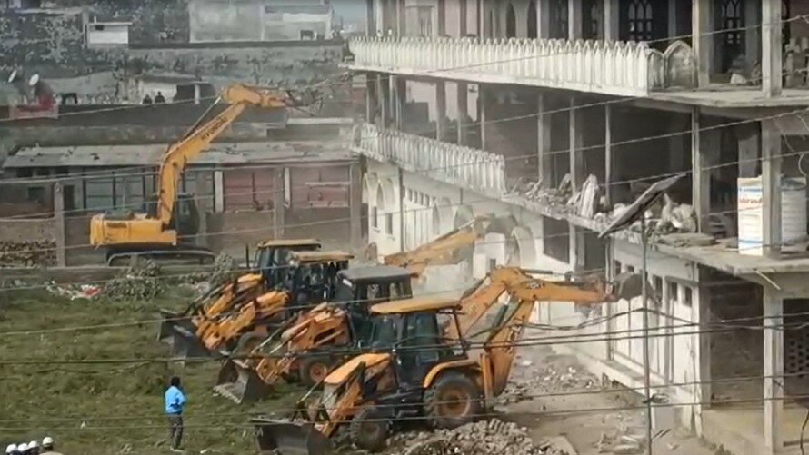 Kushinagar News, Kushinagar Bulldozer Action, Kushinagar Madni Masjid Demolition, up news, कुशीनगर, कुशीनगर न्यूज, कुशीनगर मदनी मस्जिद, मस्जिद पर एक्शन, यूपी न्यूज