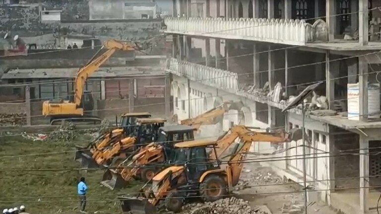 सपा प्रतिनिधिमंडल ने कुशीनगर में मदनी मस्जिद स्थल का निरीक्षण किया, अखिलेश यादव को सौंपेगा रिपोर्ट Kushinagar, Kushinagar News, kushinagar madani masjid, kushinagar madni masjid, Kushinagar Bulldozer Action, Kushinagar Madni Masjid Demolition, up news, कुशीनगर, मदनी मस्जिद, कुशीनगर मदनी मस्जिद, कुशीनगर न्यूज,