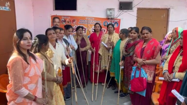 मुजफ्फरनगर में अगर 14 फरवरी को मनाएंगे वैलेंटाइन डे तो सावधान रहें, इन महिलाओं ने लठों पर लगा लिया है तेल Muzaffarnagar, Muzaffarnagar News, Valentine's Day, Valentine Day news, Valentine Day in Muzaffarnagar, up news, up viral news