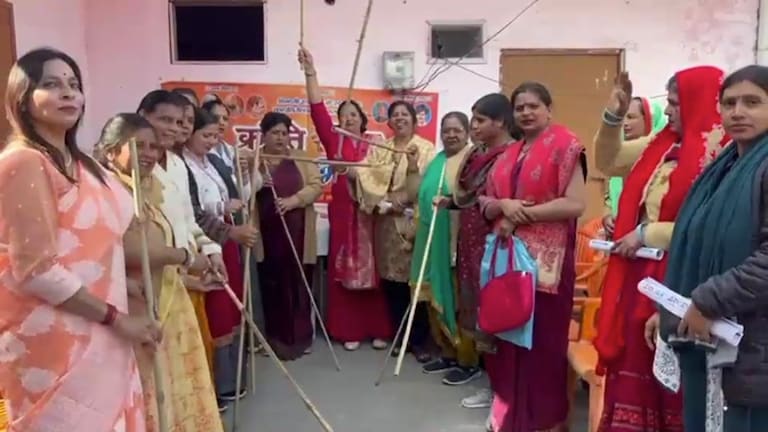 अश्लीलता फैलाते पाए गए तो...वैलेंटाइन डे से पहले मुजफ्फरनगर में 'लठ पूजा', किसने किया ये ऐलान? Muzaffarnagar News