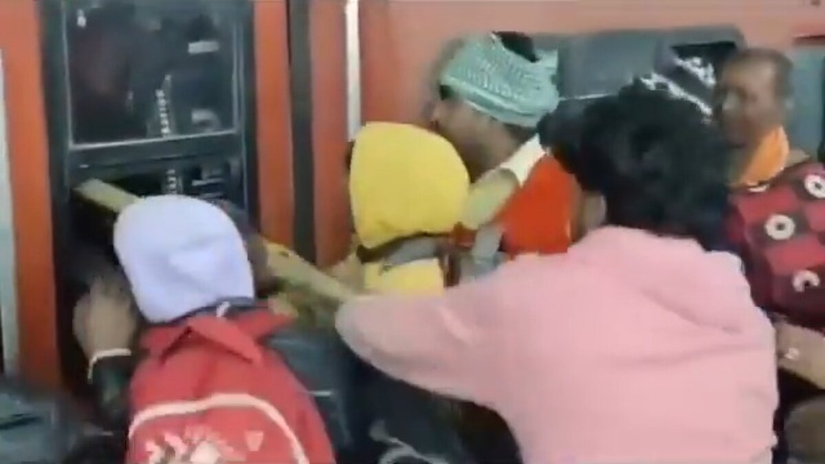 महाकुंभ की भीड़ बेकाबू: ट्रेन में घुसने के लिए यात्रियों ने अपनाया खतरनाक तरीका! बांस का यूं किया इस्तेमाल UP Tak