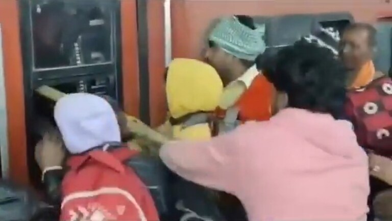 महाकुंभ की भीड़ बेकाबू: ट्रेन में घुसने के लिए यात्रियों ने अपनाया खतरनाक तरीका! बांस का यूं किया इस्तेमाल UP Tak