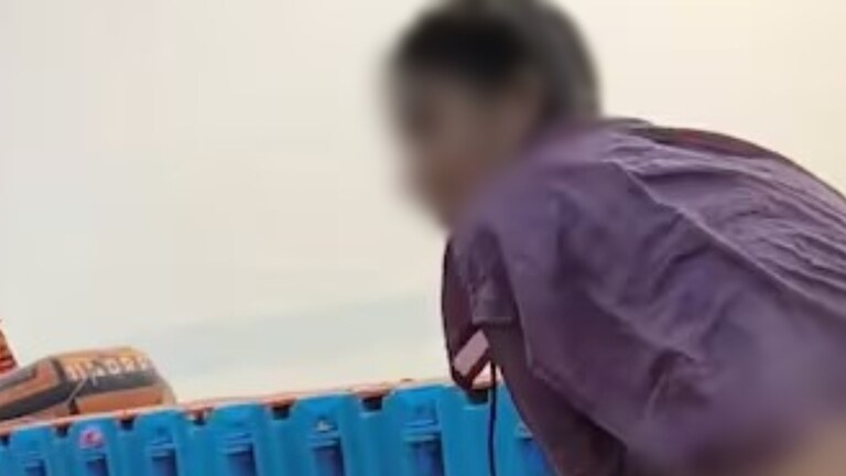 महाकुंभ में नहाती और कपड़े बदलती लड़कियों की फोटो और वीडियो अपलोड की गईं! इन 15 अकाउंट्स पर ऐक्शन Mahakumbh, Prayagraj Kumbh News, Mahakumbh leaked videos, Ganga Snan video, obscene videos, social media scandal, bathing video leak, महाकुंभ, महाकुंभ स्नान वीडियो, अश्लील वीडियो, सोशल मीडिया स्कैंडल, प्रयागराज महाकुंभ, स्नान वीडियो लीक, कुंभ, यूपी न्यूज