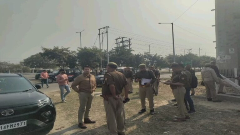 ग्रेटर नोएडा में बैंककर्मी मनजीत मिश्रा की गोली मारकर हत्या, किसने रची ये खौफनाक साजिश? Greater Noida Crime News