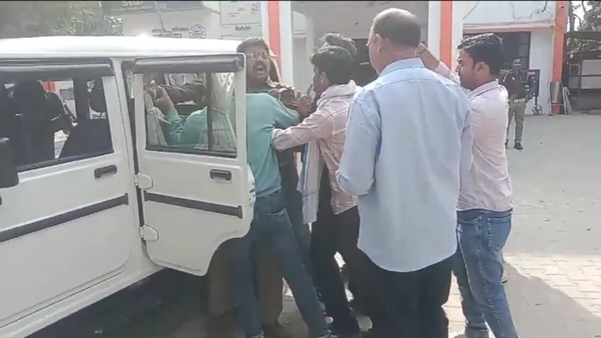 इतनी मेहनत से शिव शंकर सिंह बने थे थाना प्रभारी, 30 हजार के चक्कर में ऐसा फंसे, अब जिंदगी भर पछताएंगे Mirzapur News