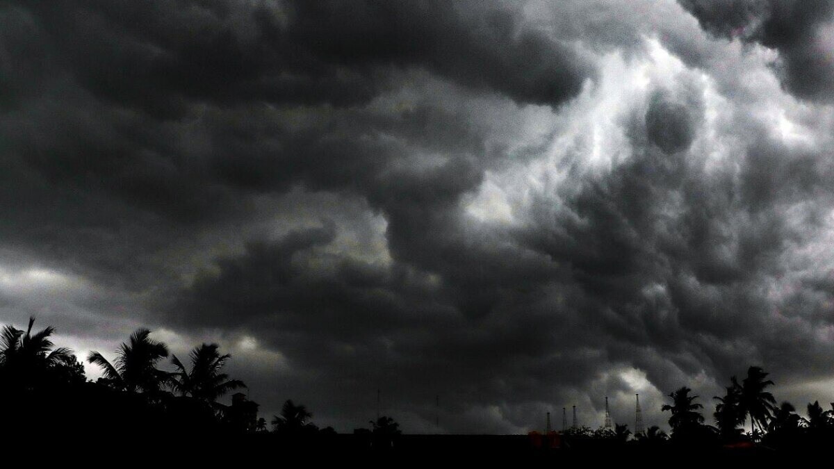 यूपी में अचानक बदला मौसम का मिजाज...आज 35 जिलों में होगी बारिश? IMD ने दिया ये अपडेट up-weather-today
