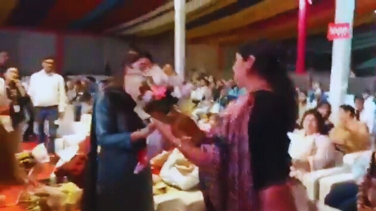 आगरा में UP महिला आयोग की अध्यक्ष बबिता चौहान का नहीं हुआ सम्मान तो उन्होंने 'गुस्से' में CDO को दिया गुलदस्ता Agra News