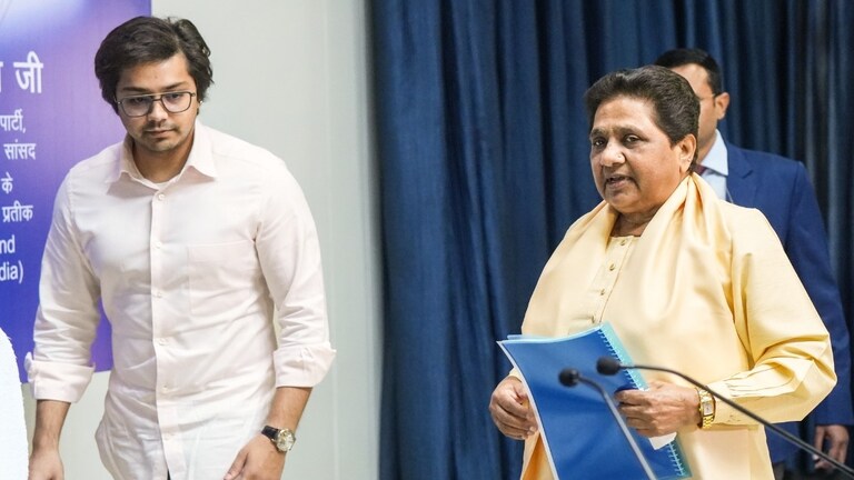 BSP से निष्कासित होने के बाद आकाश आनंद ने बदला अपने X अकाउंट का बायो, जानें मायावती के भतीजे ने अब क्या लिखा? मायावती और आकाश आनंद (फोटो- इंडिया टुडे)