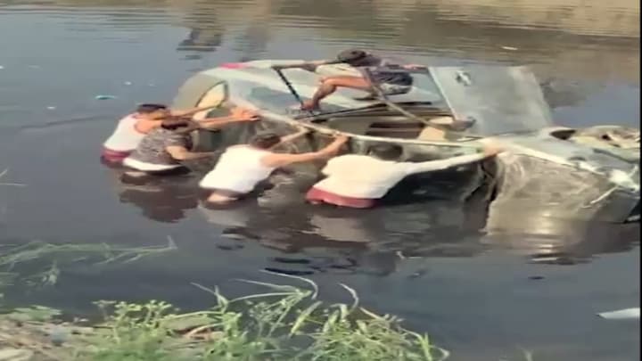 Map ने गलत रास्ता दिखाया और ग्रेटर नोएडा के नाले में जा गिरी कार? जिसने देखी स्टेशन मास्टर की मौत उसने ये बताया Greater Noida, Greater Noida News, greater noida road accident, greater noida road accident news, Noida, Noida News, UP News