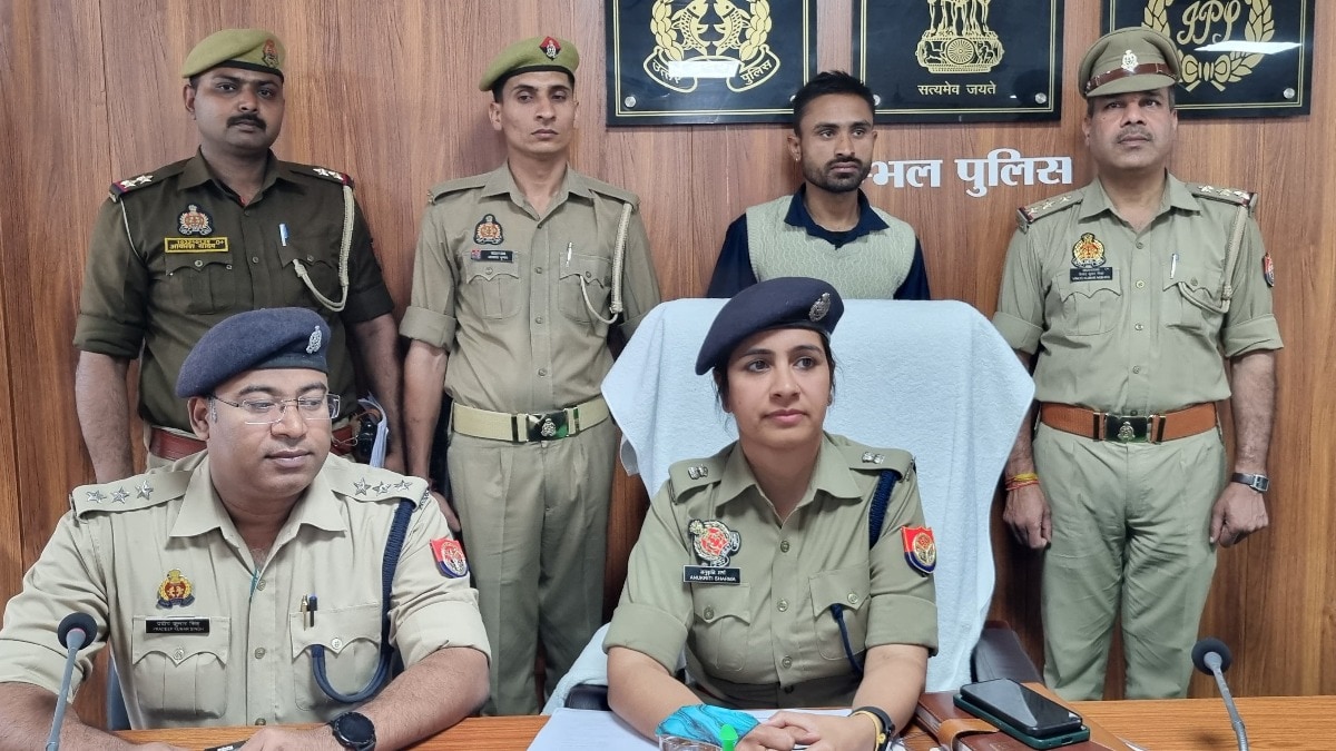 संभल के विनोद ने आधार कार्ड में पिता की उम्र 21 साल कम करवाकर किया ये फ्रॉड, IPS अनुकृति ने यूं खोली पोल Sambhal News