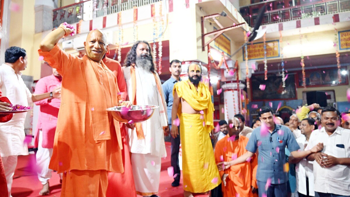 होलिका भस्म की पूजा कर सीएम योगी ने मनाई होली, गोरखनाथ मंदिर में लिया फाग का आनंद CM Yogi Adityanath celebrated Holi