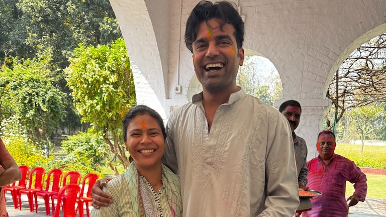 यूपी की दबंग IAS दुर्गा शक्ति नागपाल ने जब अपने पति अभिषेक सिंह के साथ मनाई होली तब ऐसा था माहौल UP Tak