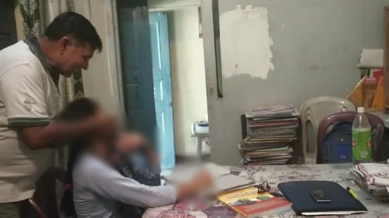 हाथरस का प्रोफेसर रजनीश पिछले 20 सालों से कॉलेज में पढ़ रही छात्राओं के साथ क्या कर रहा था? जिसे जान पुलिस भी हिली Hathras, Hathras News, Hathras Crime News, Hathras Police, Hathras Viral News, UP News, हाथरस, हाथरस न्यूज, हाथरस क्राइम, हाथरस पुलिस, यूपी न्यूज
