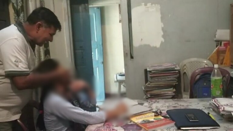 हाथरस का प्रोफेसर रजनीश पिछले 20 सालों से कॉलेज में पढ़ रही छात्राओं के साथ क्या कर रहा था? जिसे जान पुलिस भी हिली Hathras, Hathras News, Hathras Crime News, Hathras Police, Hathras Viral News, UP News, हाथरस, हाथरस न्यूज, हाथरस क्राइम, हाथरस पुलिस, यूपी न्यूज