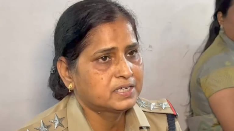 बनारस जेल अधीक्षक उमेश सिंह पर उत्पीड़न का आरोप लगाने वाली डिप्टी जेलर मीना कनौजिया का ही कर दिया ट्रांसफर Deputy Jailer Meena Kanojia transfer