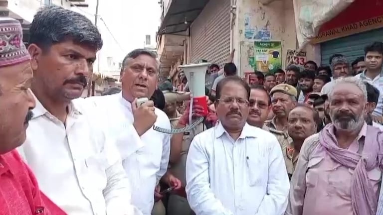 हाथरस के अमन खां ने ऐसा क्या कर डाला जिसको लेकर भीड़ ने मस्जिद पर कर दिया पथराव? क्षेत्र में भारी तनाव Hathras, Hathras News, Hathras Police, Hathras Crime, Hathras Viral News, Hathras Crime News, UP News, हाथरस, हाथरस क्राइम न्यूज, हाथरस पुलिस, हाथरस न्यूज, यूपी न्यूज